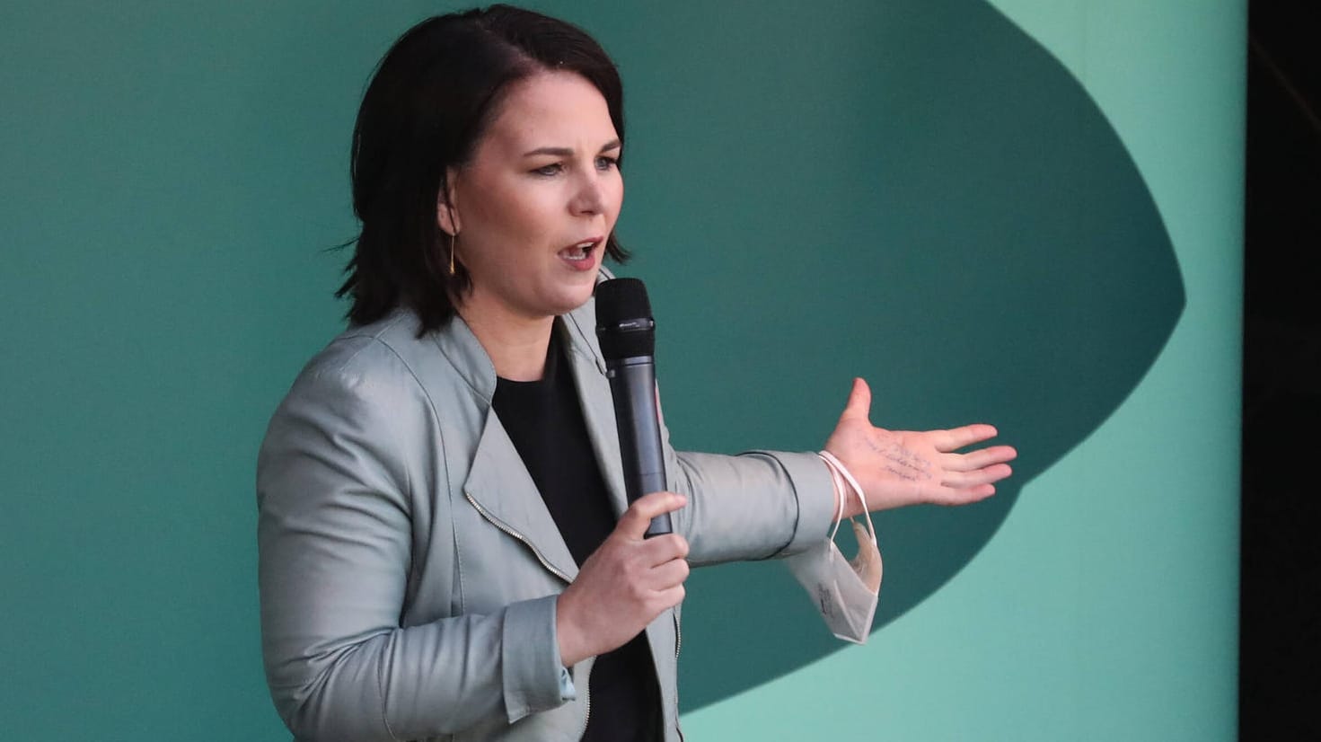 Annalena Baerbock auf der Bühne in der Festung Mark in Magdeburg: Die Namen der lokalen Grünen in der Hand.