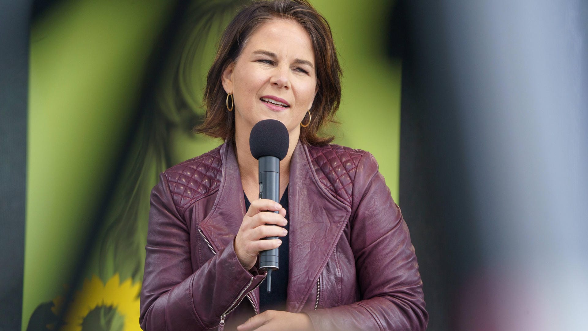 Annalena Baerbock auf dem Platz der Kieler Matrosen: Wieder Wir-gegen-sie.