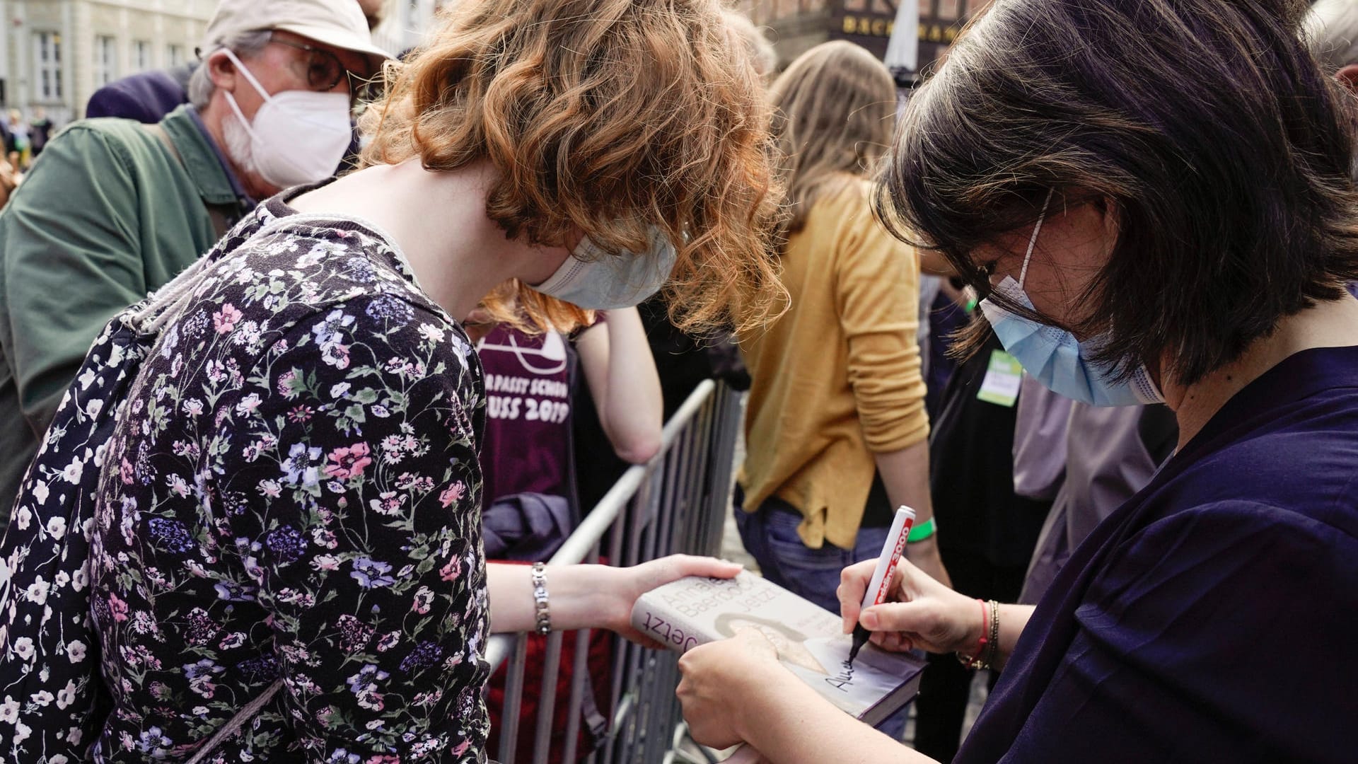 Annalena Baerbock in Hildesheim: Autogramm aufs unglückselige Buch.