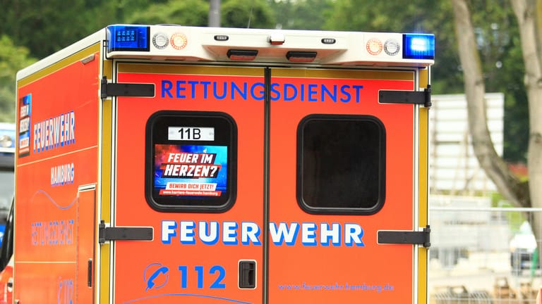 Ein Rettungswagen im Einsatz (Archivbild): In Bremerhaven ist ein Mann bei einem Arbeitsunfall gestorben.
