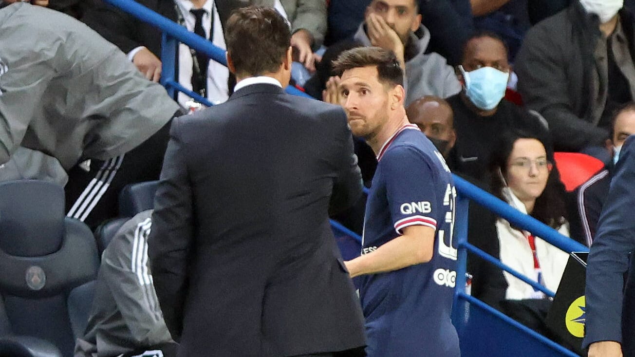 Paris Saint-Germain: Lionel Messi schaut seinen Trainer Mauricio Pochettino nach seiner Auswechslung verdutzt an.