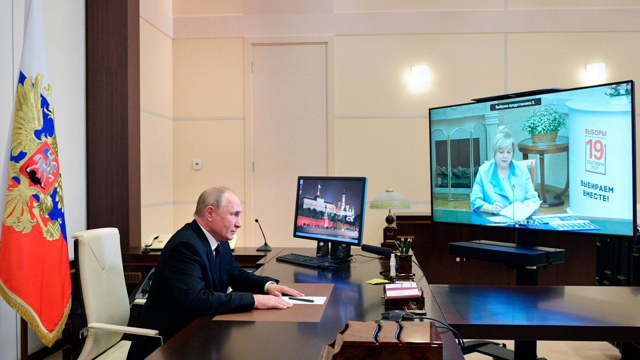 Präsident Wladimir Putin ist in einer Videokonferenz mit Wahlleiterin Ella Pamfilowa verbunden.