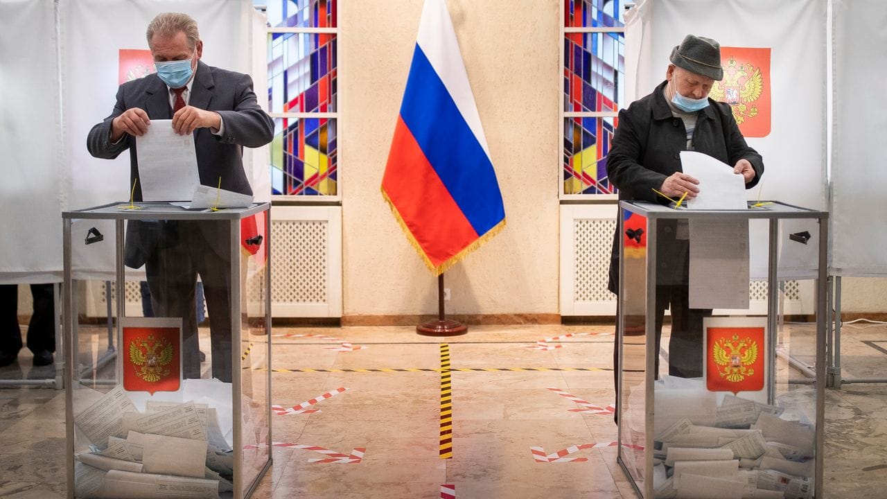 Russische Bürger geben ihre Stimmzettel ab.