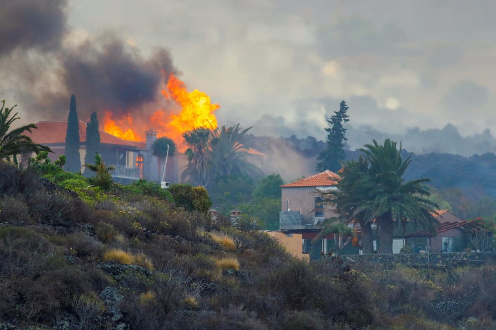 Lava des Vulkans Cumbre Vieja zerstört Häuser in Los Campitos auf La Palma: Der Feuerberg ist zum ersten Mal seit 50 Jahren ausgebrochen.