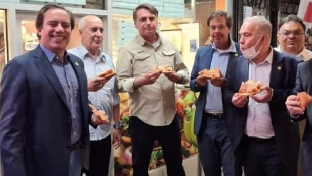 Brasiliens Präsident Jair Bolsonaro (M.) mit Delegation in New York: Dort dürfen nur mindestens einmal geimpfte Personen in Innenräumen von Restaurants essen.