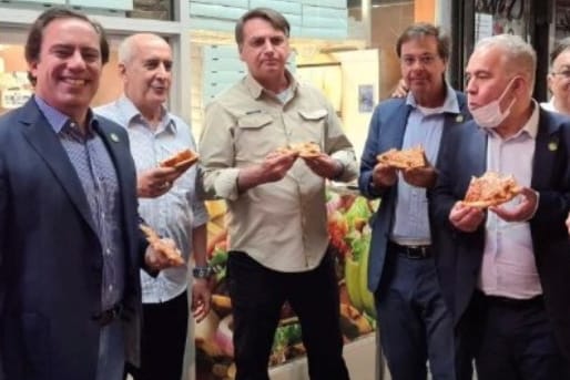 Brasiliens Präsident Jair Bolsonaro (M.) mit Delegation in New York: Dort dürfen nur mindestens einmal geimpfte Personen in Innenräumen von Restaurants essen.