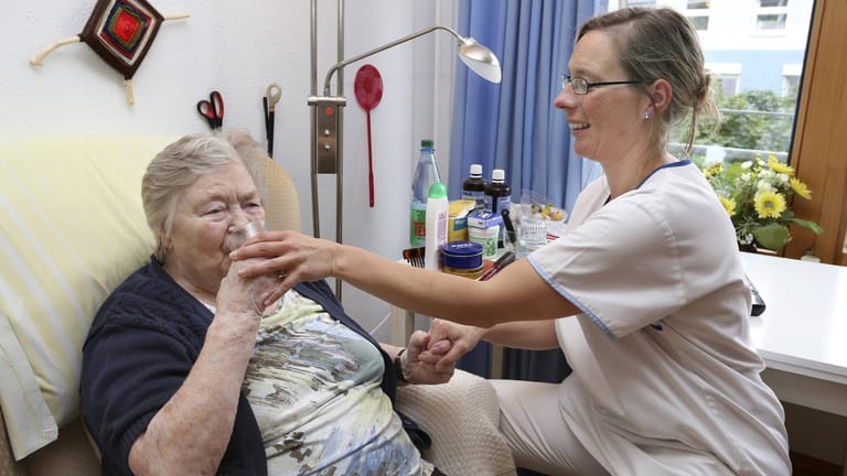 Die stellvertretende Pflegedienstleiterin und eine Bewohnerin in einem Altenheim in Frankfurt am Main (Archivfoto): "Ein Roboter ersetzt keine menschliche Wärme", sagt Altenpflegerin Ohlerth.