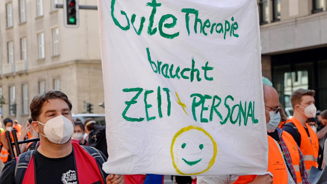 "Gute Therapie braucht Zeit und Personal" (Archivfoto): Beschäftigte von Charité und Vivantes streiken für bessere Bedingungen.
