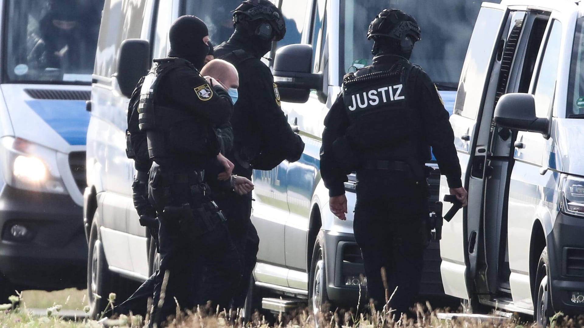 Stephan B. wird im Juli 2020 von Polizisten zum Landgericht Magdeburg gebracht: Die Briefe der Beamtin wurden bei einer Zellendurchsuchung entdeckt.