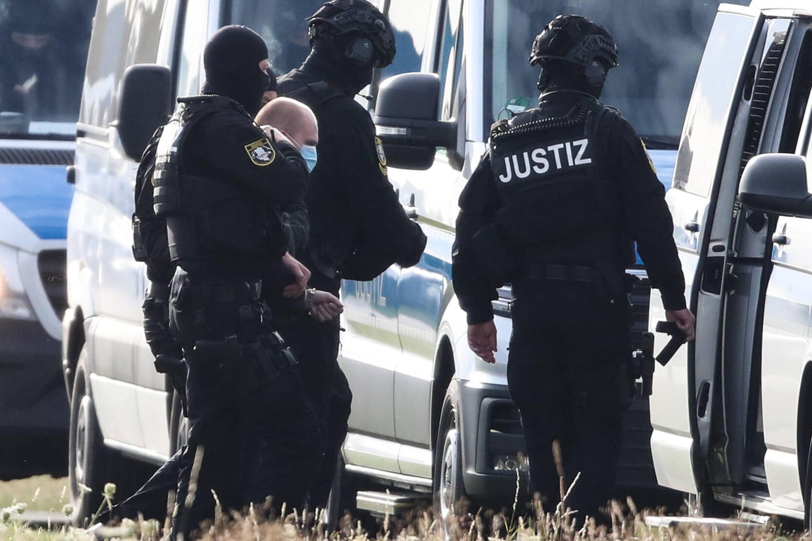 Stephan B. wird im Juli 2020 von Polizisten zum Landgericht Magdeburg gebracht: Die Briefe der Beamtin wurden bei einer Zellendurchsuchung entdeckt.