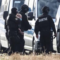 Stephan B. wird im Juli 2020 von Polizisten zum Landgericht Magdeburg gebracht: Die Briefe der Beamtin wurden bei einer Zellendurchsuchung entdeckt.