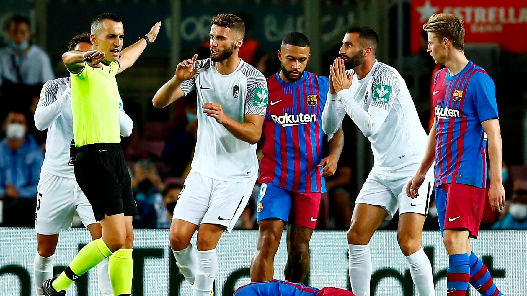 Trubel kurz vor Schluss: Barca trifft in der 90. Minute durch Ronald Araujo zum 1:1-Unentschieden. Trubel kurz vor Schluss: Barca trifft in der 90. Minute durch Ronald Araujo zum 1:1-Unentschieden.
