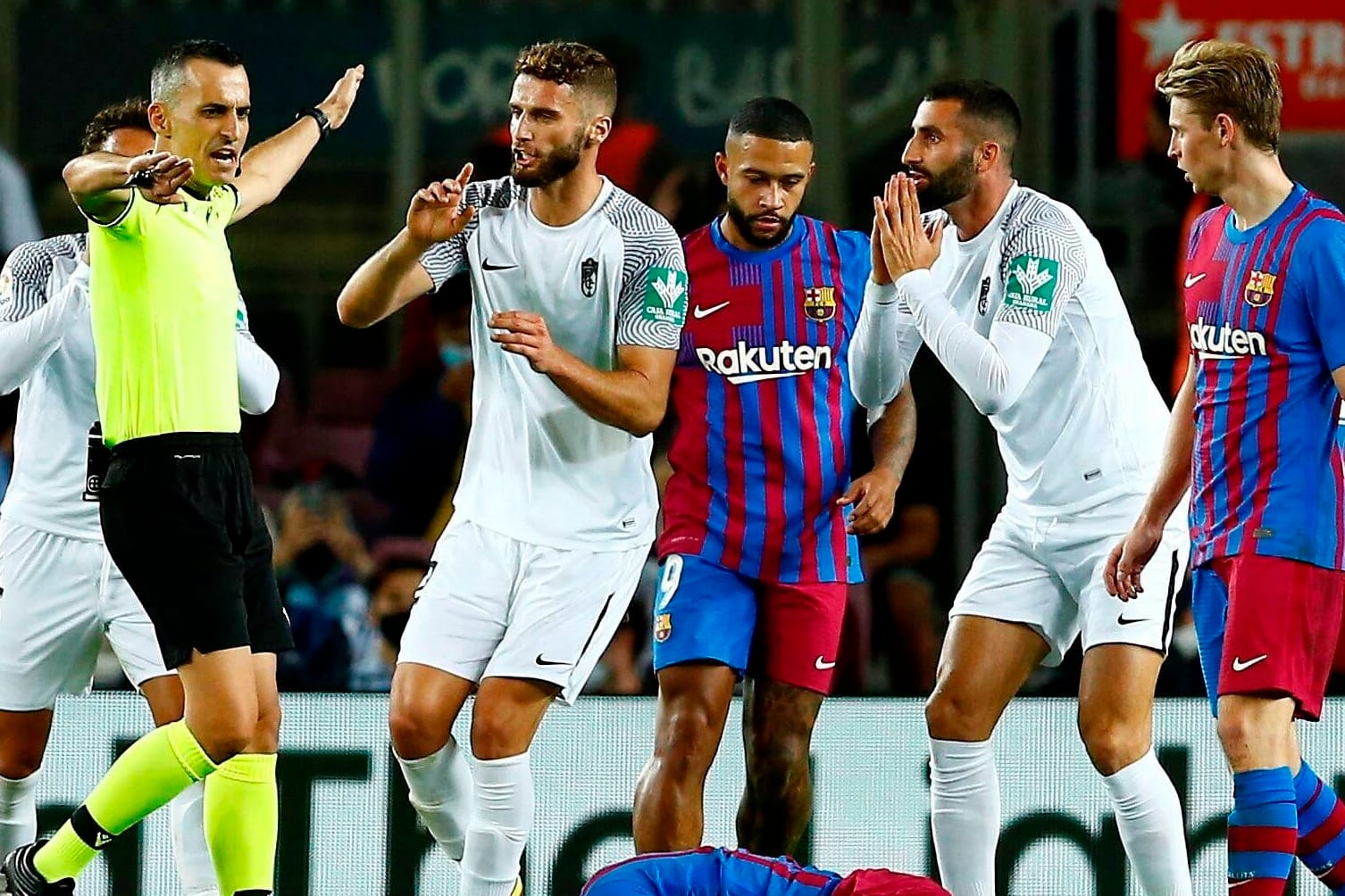 Trubel kurz vor Schluss: Barca trifft in der 90. Minute durch Ronald Araujo zum 1:1-Unentschieden.