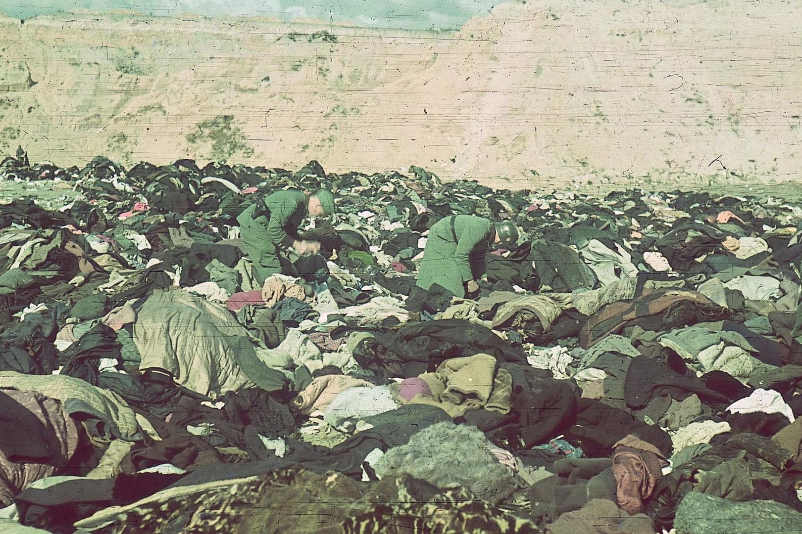 Deutsche Schützen durchsuchen nach dem Massaker in der Schlucht Babi Jar bei Kiew Kleiderberge der ermordeten Juden. Das Bild machte der Fotograf Johannes Hähle, Mitglied einer deutschen Propagandakompanie.