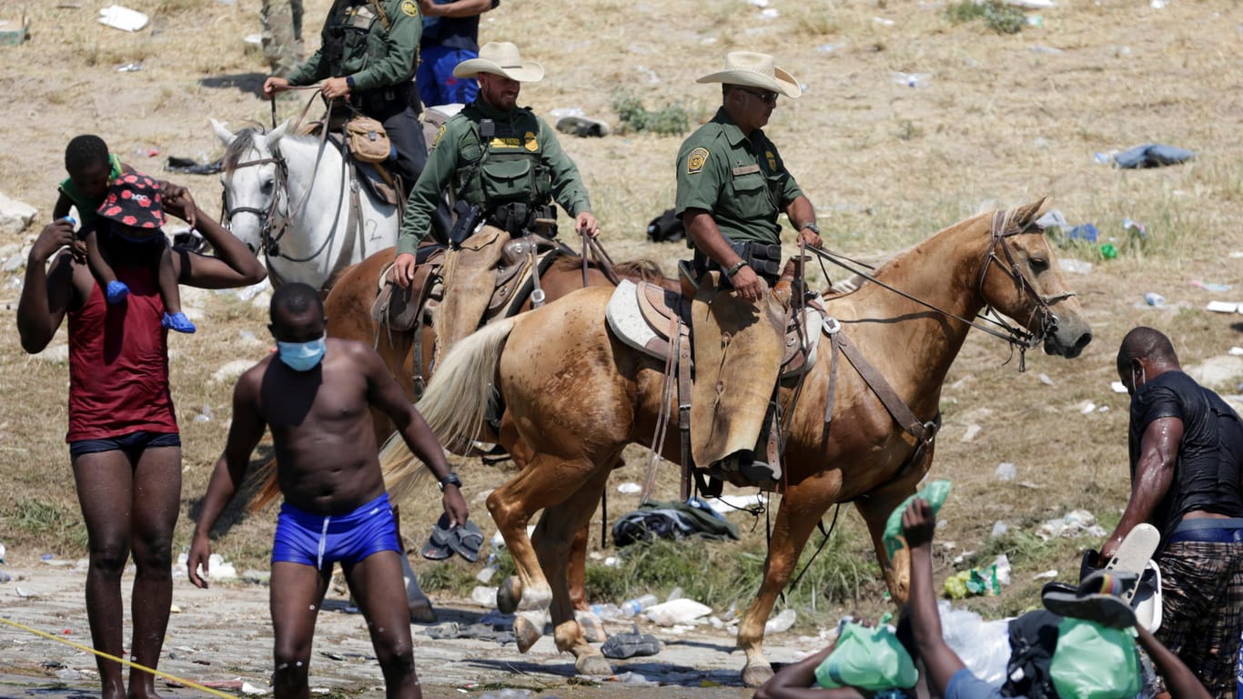 US-Grenzpolizisten auf Pferden: Geflüchtete aus Haiti versuchen den Grenzfluss Rio Grande nach Texas zu überqueren.