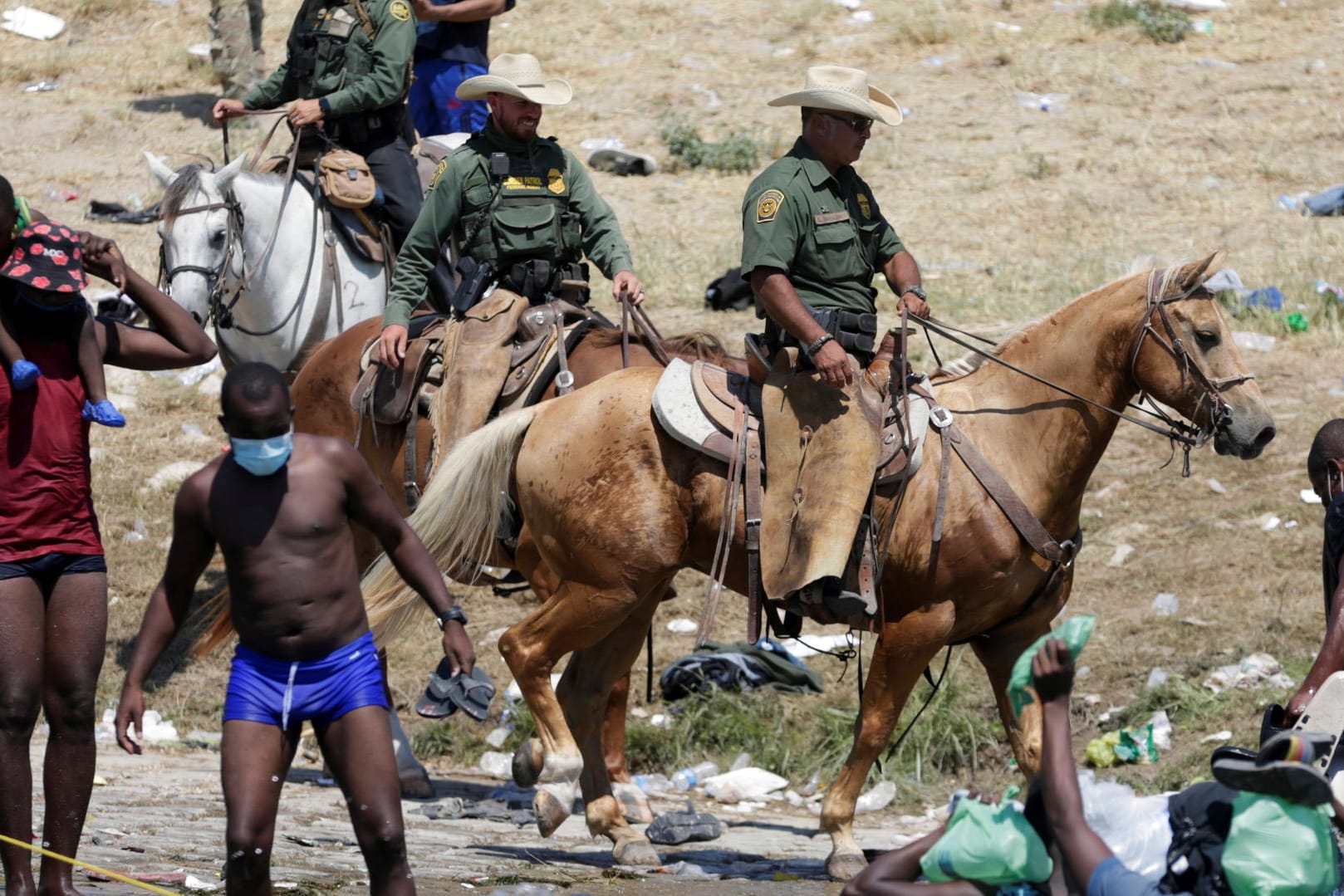 US-Grenzpolizisten auf Pferden: Geflüchtete aus Haiti versuchen den Grenzfluss Rio Grande nach Texas zu überqueren.