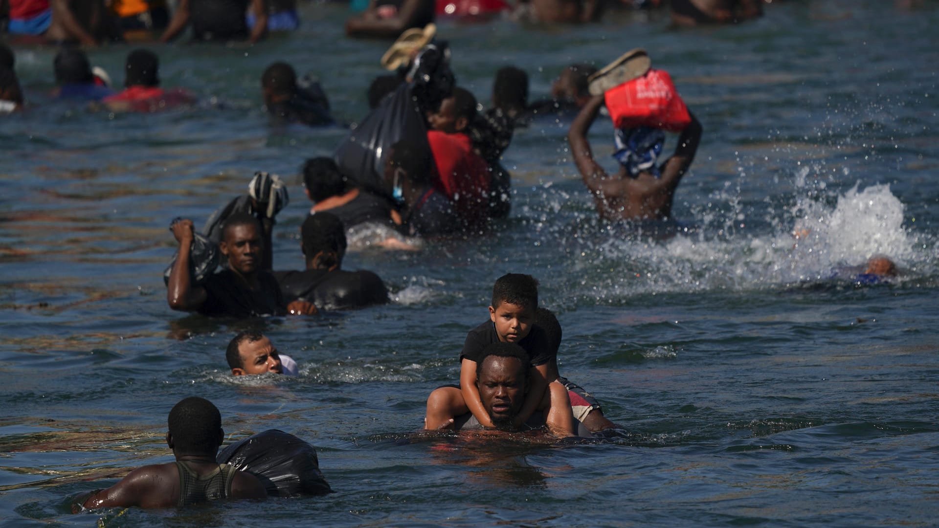 Migranten waten durch den Rio Grande: Die USA fliegen Haitianer, die in einer texanischen Grenzstadt kampieren, in ihr Heimatland zurück und hindern andere am Grenzübertritt aus Mexiko.