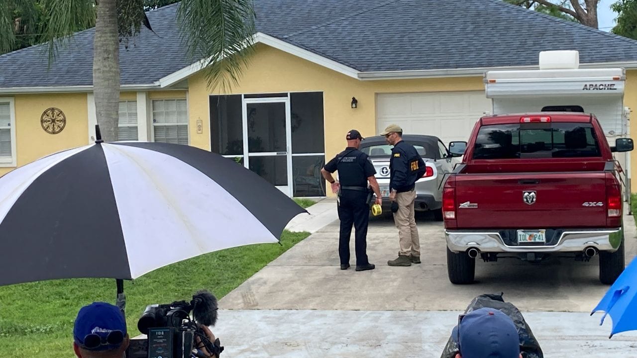 Nach der weitgehenden Gewissheit, dass die 22-jährige Gabby Petito tot ist, nehmen die US-Behörden verstärkt ihren verschwundenen Freund ins Visier und durchsuchen das Haus seiner Eltern in Florida.