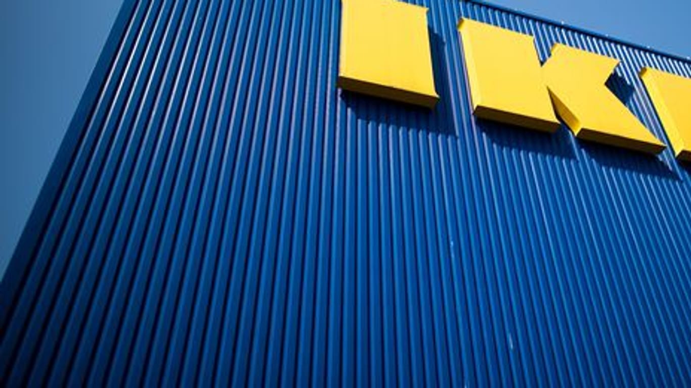 Ein Ikea-Einrichtungshaus von außen: Verdi ruft Mitglieder zum Streik auf.