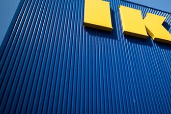 Ein Ikea-Einrichtungshaus von außen: Verdi ruft Mitglieder zum Streik auf.