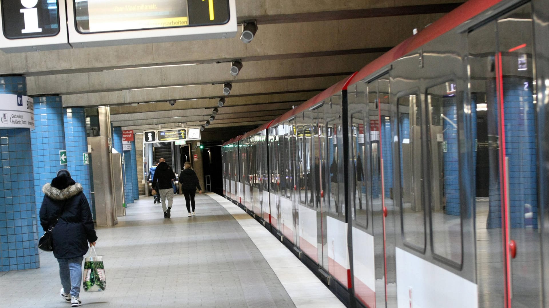 Eine U-Bahn steht in einem Bahnhof (Archivbild): Ein Jugendlicher wurde leicht durch Glassplitter verletzt. Eine U-Bahn steht in einem Bahnhof (Archivbild): Ein Jugendlicher wurde leicht durch Glassplitter verletzt.