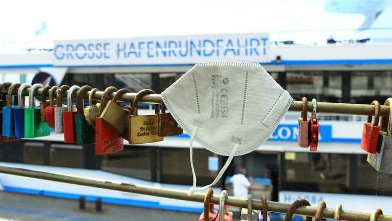 Eine FFP2-Maske liegt auf einer Balustrade an den Hamburger Landungsbrücken (Archivbild): Das Thema "Freedom Day" stößt bei der Gesundheitsbehörde im Stadtstaat nicht auf Zustimmung.