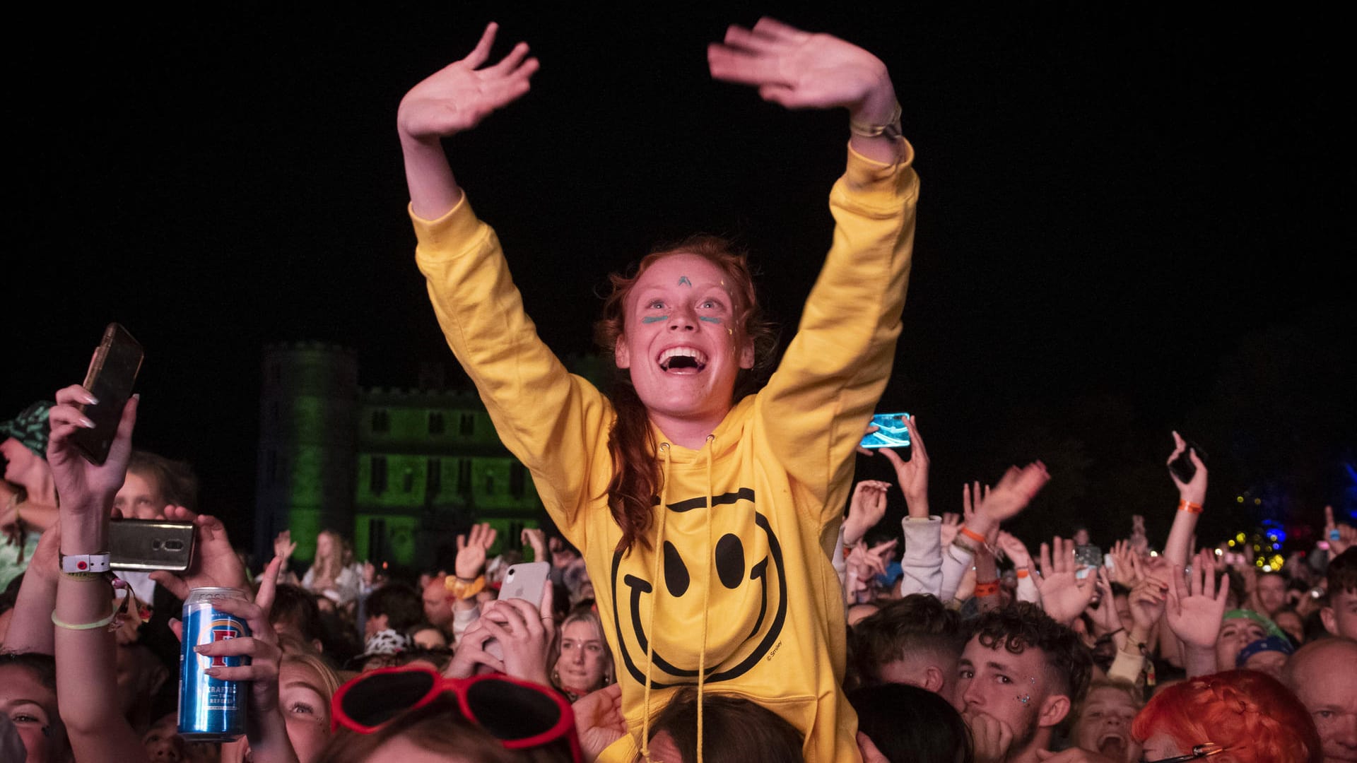 Feiernde beim Camp Bestival 2021 in Dorset (Großbritannien) im Juli 2021: Wenige Tage zuvor war im Land der "Freedom Day" ausgerufen worden.