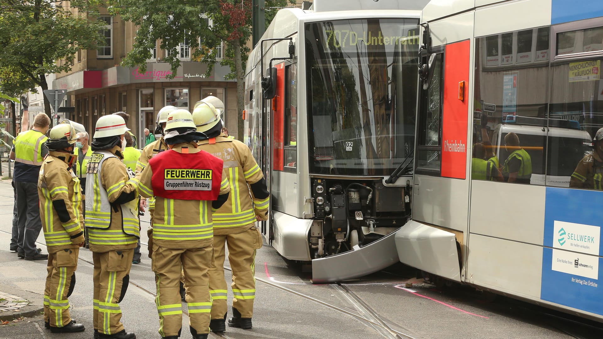 Mitglieder der Feuerwehr sind vor Ort: Nach Angaben der Feuerwehr wurden bei dem Unfall 15 Menschen verletzt.