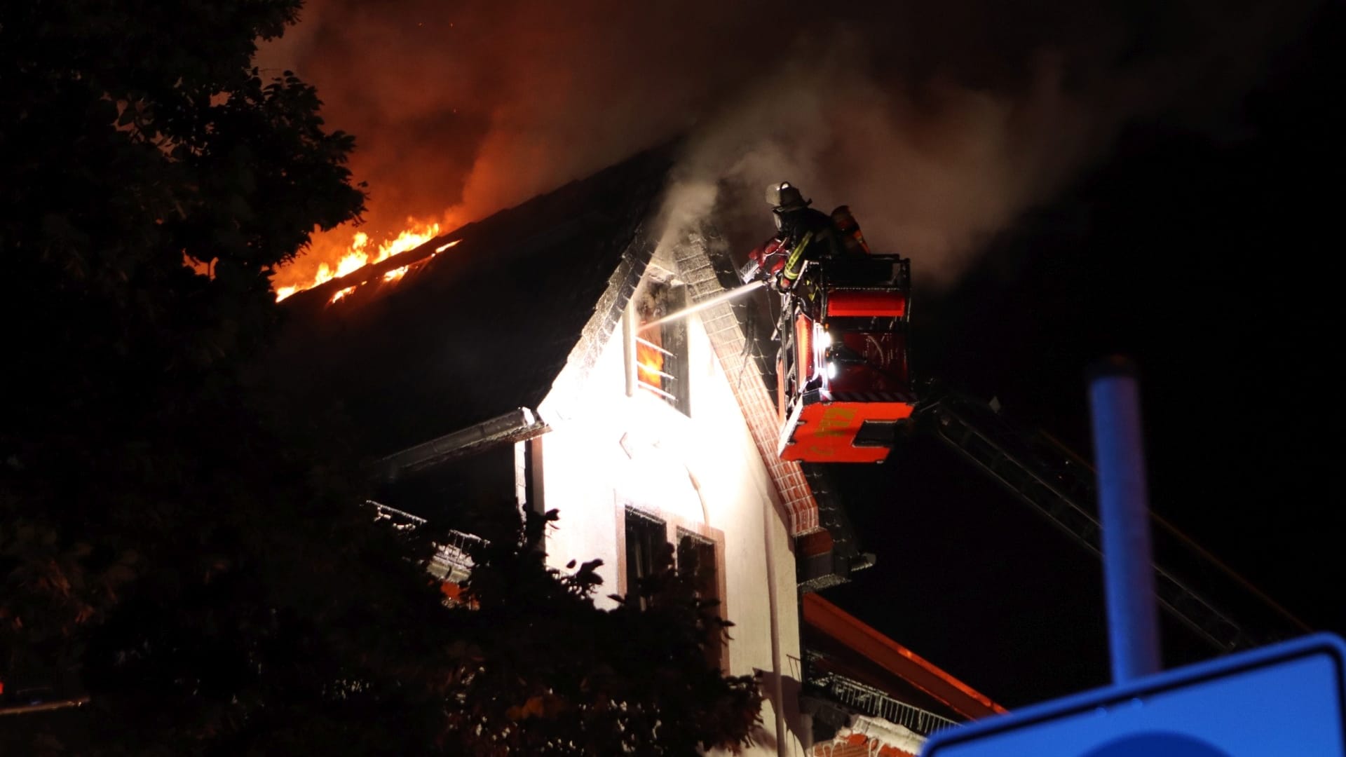 Die Feuerwehr löscht den Brand: Die Treppe wurde durch das Feuer beschädigt, weshalb nur von außen gelöscht werden konnte. Die Feuerwehr löscht den Brand: Die Treppe wurde durch das Feuer beschädigt, weshalb nur von außen gelöscht werden konnte.