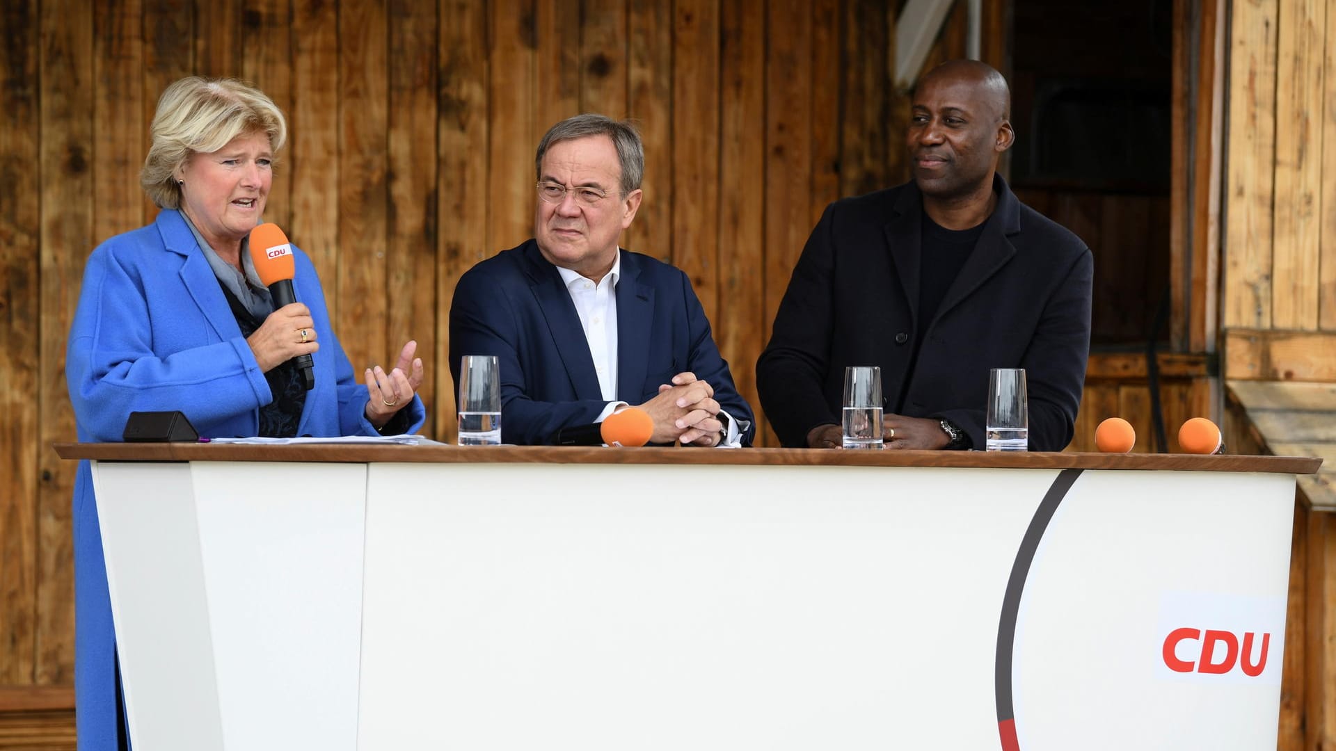 Mann der Mitte: Laschet mit Kulturstaatsministerin Monika Grütters (links) und Joe Chialo (rechts), einem Mitglied seines "Zukunftsteams".