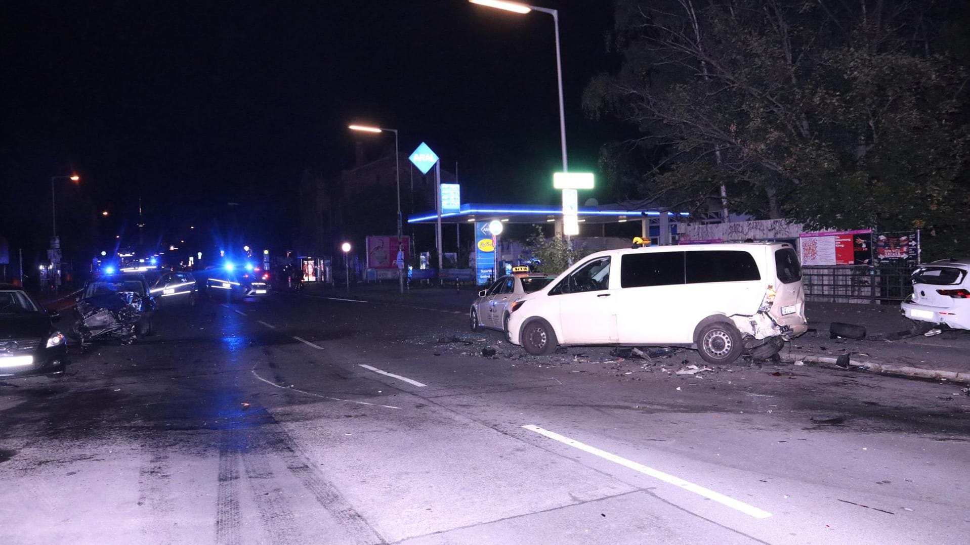 Demolierte Autos stehen am Straßenrand: Ein betrunkener Fahrer hatte die Kontrolle über sein Auto verloren.