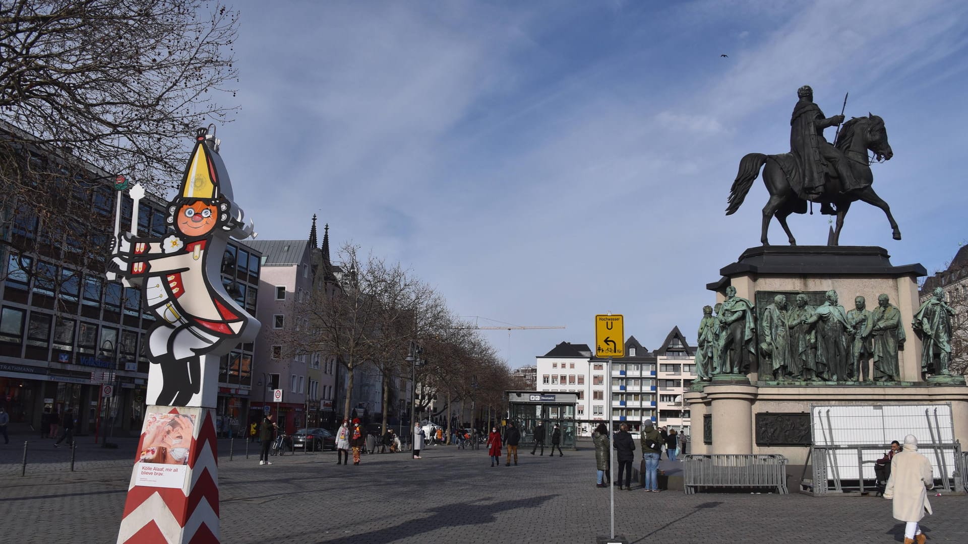 Große Karnevalsfiguren stehen auf dem Heumarkt in der Kölner Innenstadt (Archivbild): Hier soll zum diesjährigen Karnevalsauftakt eine Bühne stehen, es wird die 2G-Regel gelten.