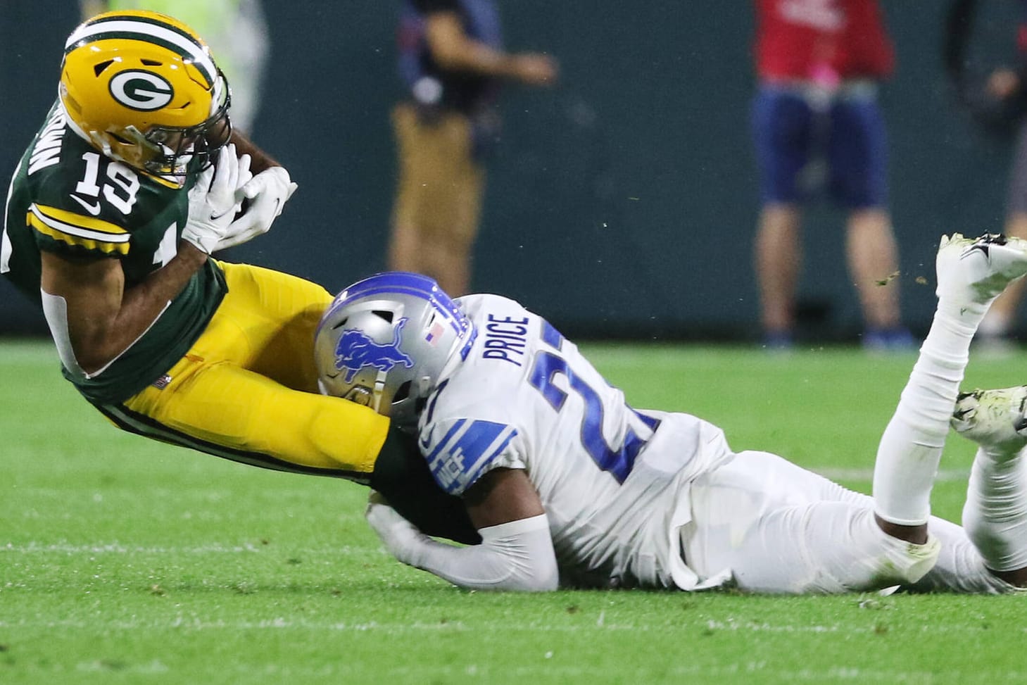 Siegreich: Packers-Receiver Equanimeous St. Brown wird von Lions-Defensive-Back Bobby Price getackled.
