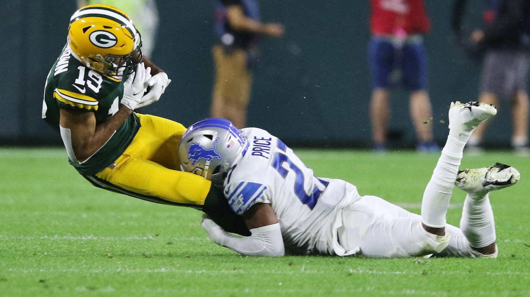 Siegreich: Packers-Receiver Equanimeous St. Brown wird von Lions-Defensive-Back Bobby Price getackled. Siegreich: Packers-Receiver Equanimeous St. Brown wird von Lions-Defensive-Back Bobby Price getackled.