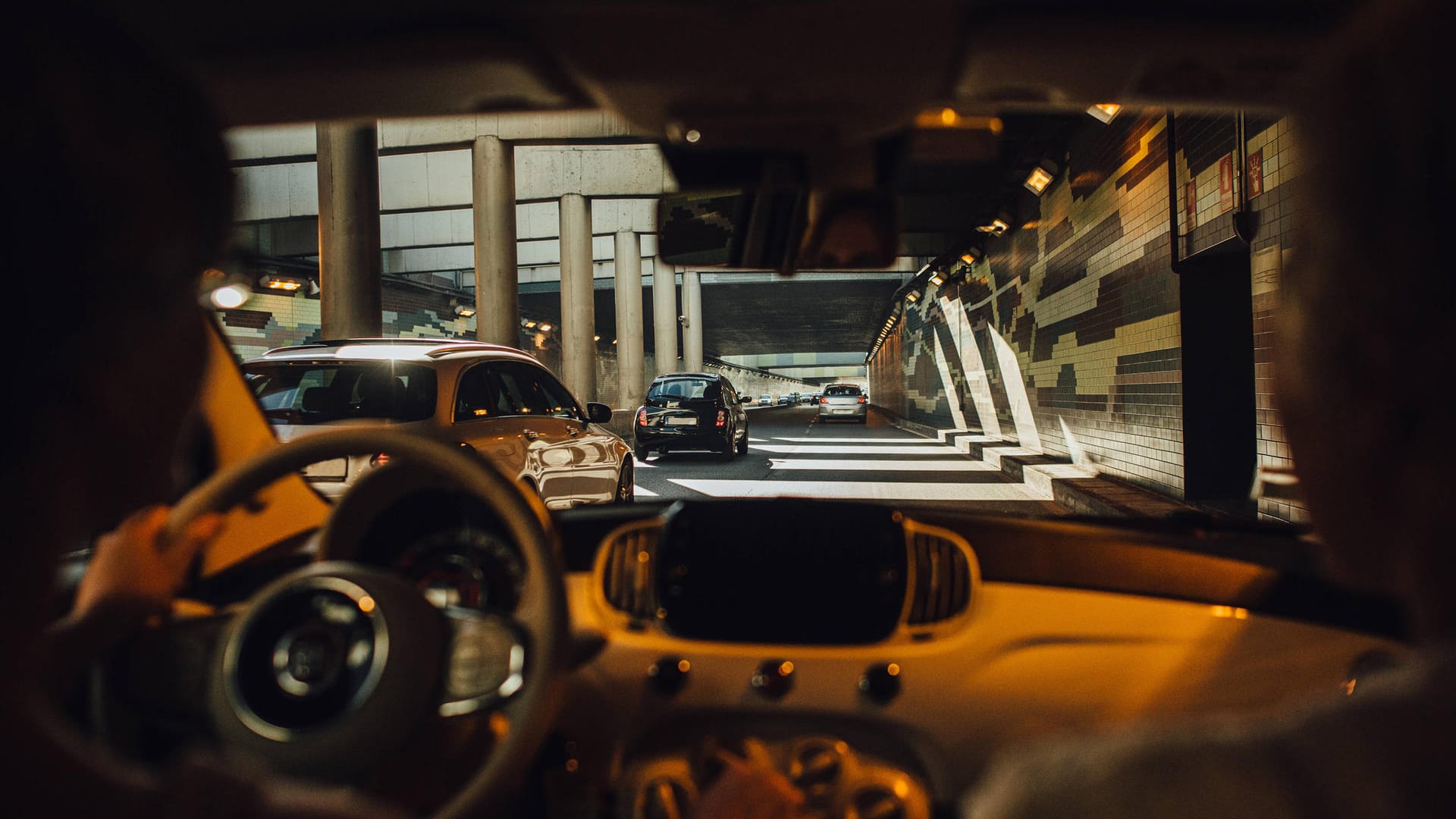 Der Innenraum eines Autos (Symbolbild): In Berlin hat ein Uber-Fahrer seinen Fahrgast beleidigt und geschlagen.