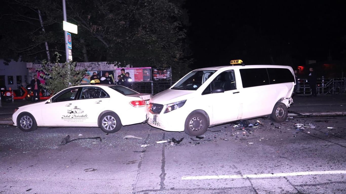 Die demolierten Taxis: Beide Fahrer erlitten leichte Verletzungen.