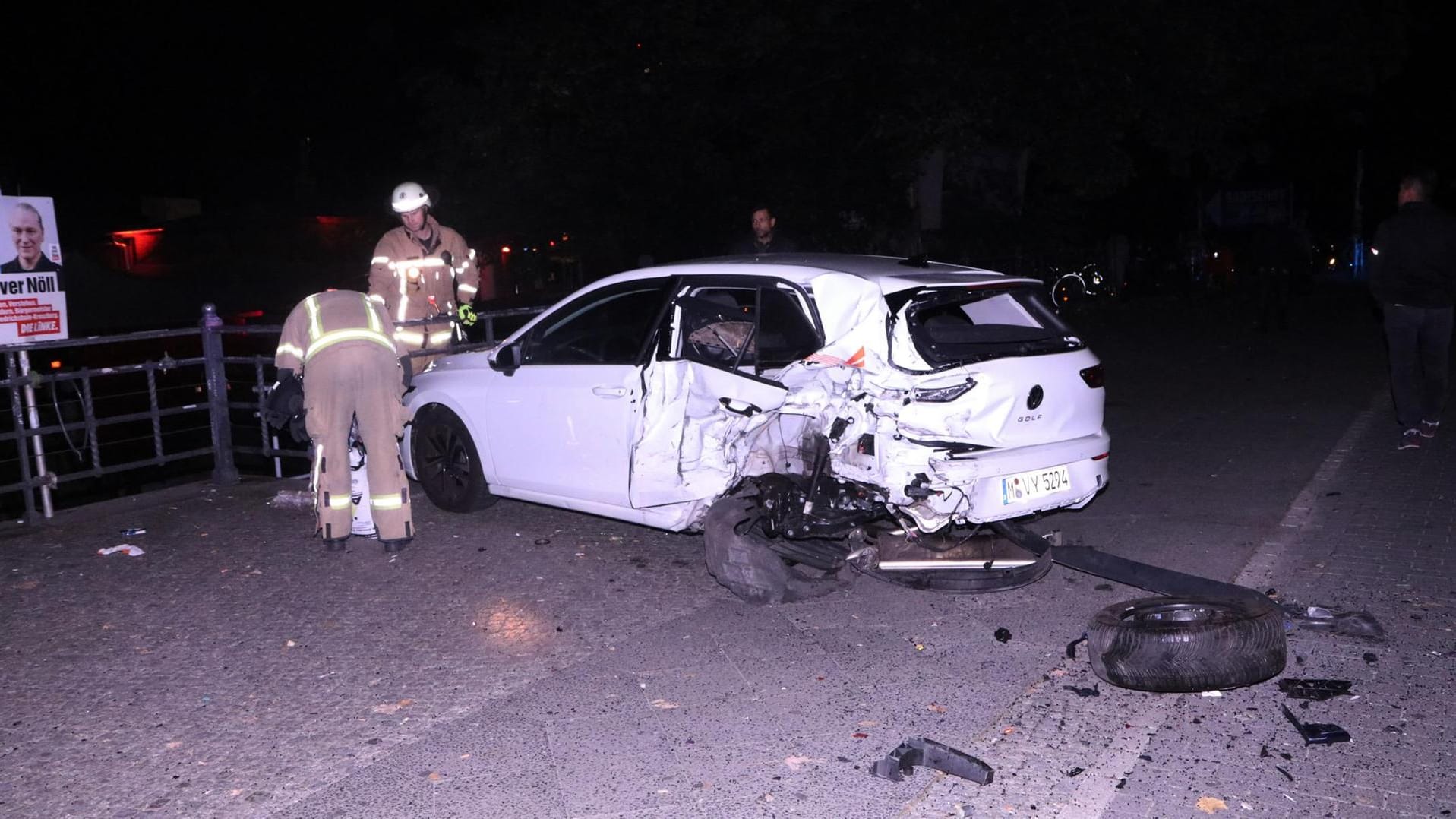 Der demolierte Mietwagen steht auf einer Brücke: Mehrere Fahrzeuge wurden bei dem Unfall schwer beschädigt.