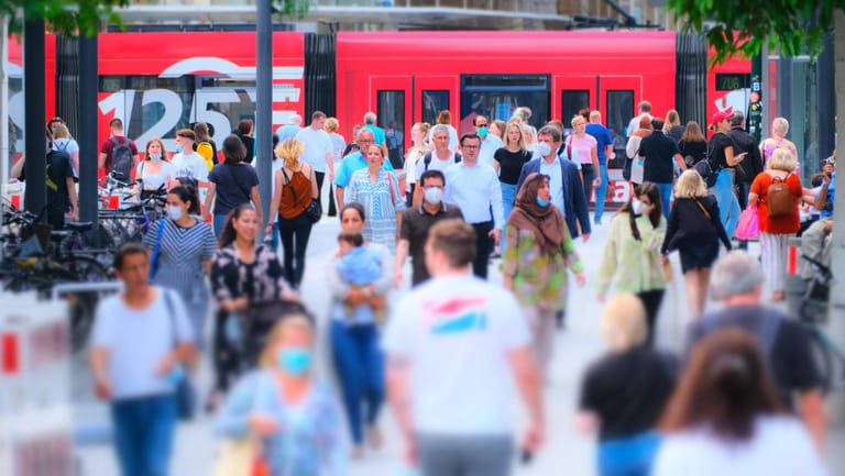 Passanten mit Maske in Düsseldorf: Kommt schon bald die Aufhebung aller Schutzmaßnahmen?