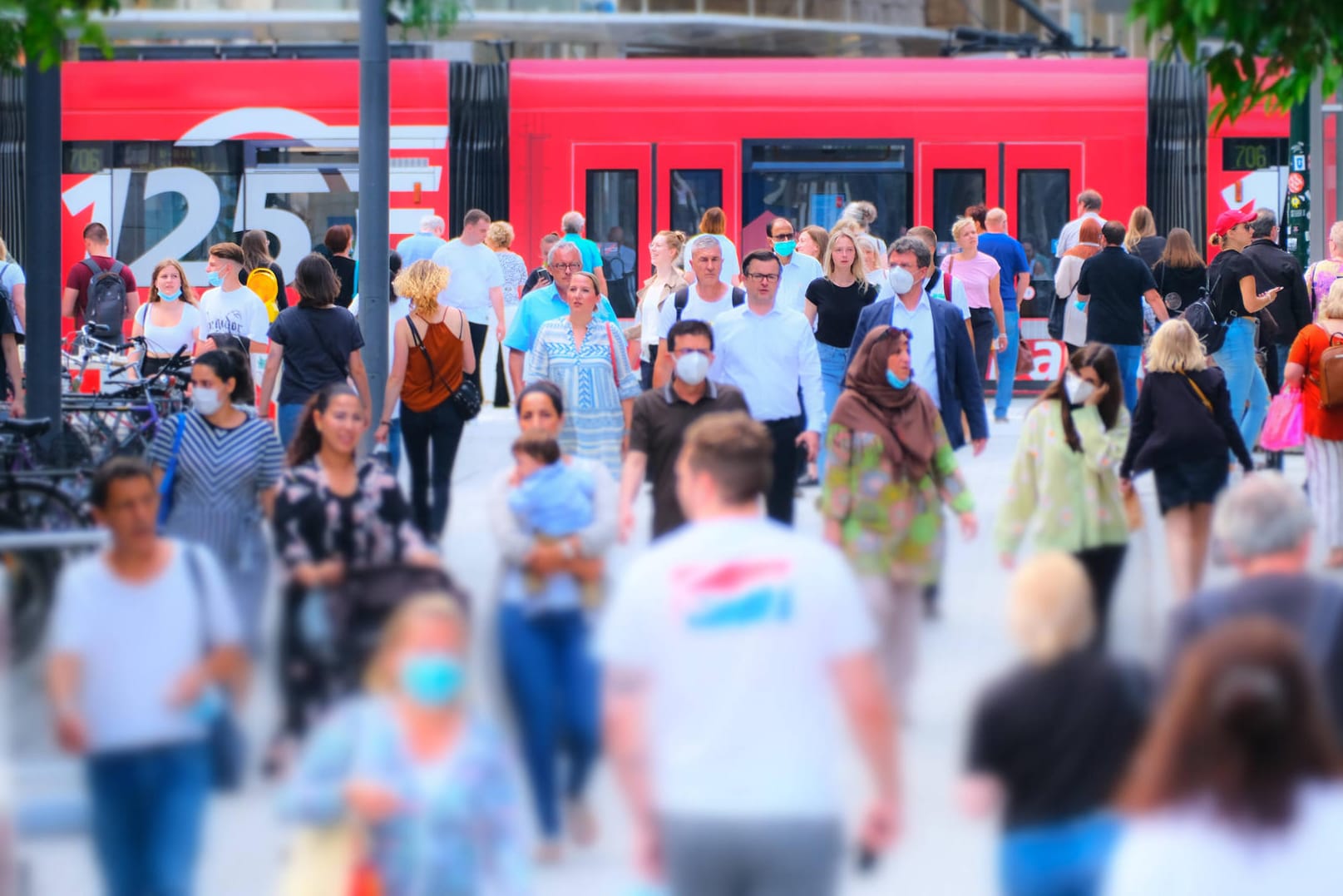 Passanten mit Maske in Düsseldorf: Kommt schon bald die Aufhebung aller Schutzmaßnahmen?