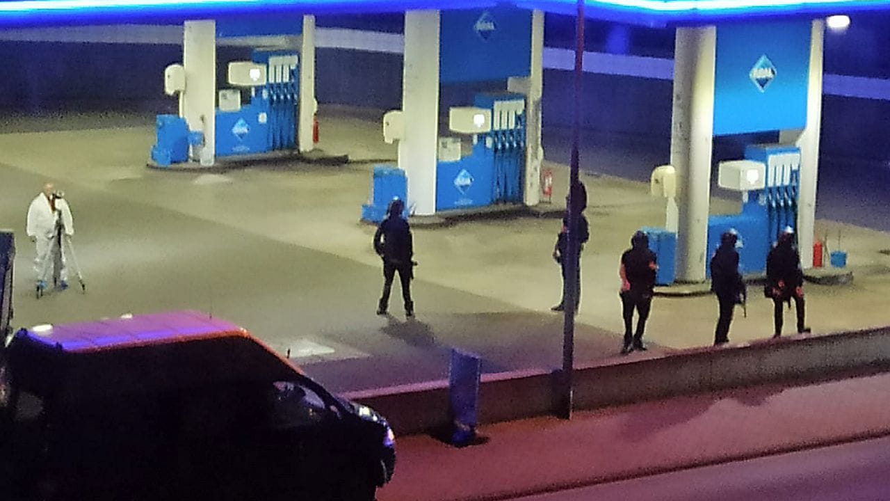 Polizisten sichern die Tankstelle kurz nach der Tat.