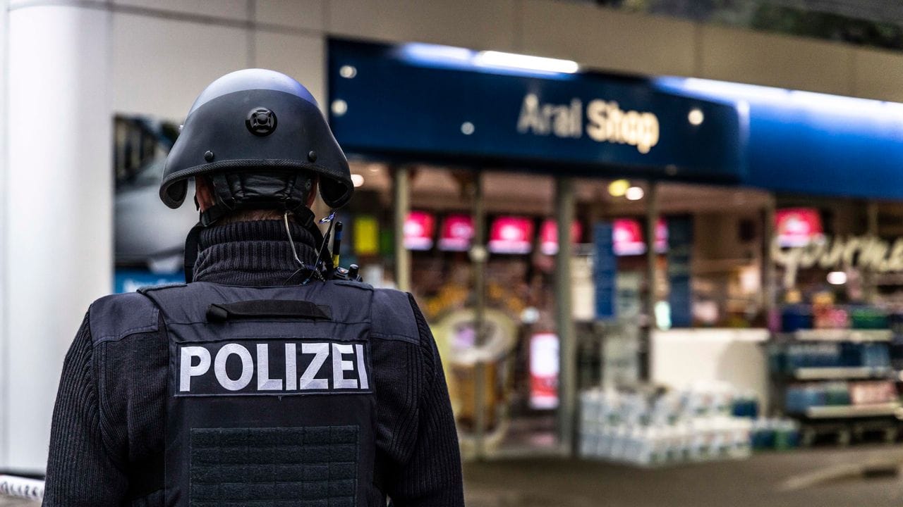 Ein Polizist am Tatort in Idar-Oberstein.