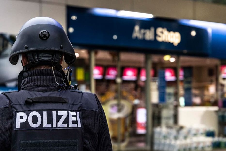 Ein Polizist am Tatort in Idar-Oberstein.