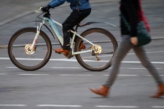 Laut Angaben vom Statistischen Bundesamt ist die Anzahl von Haushalten mit E-Bikes gestiegen.