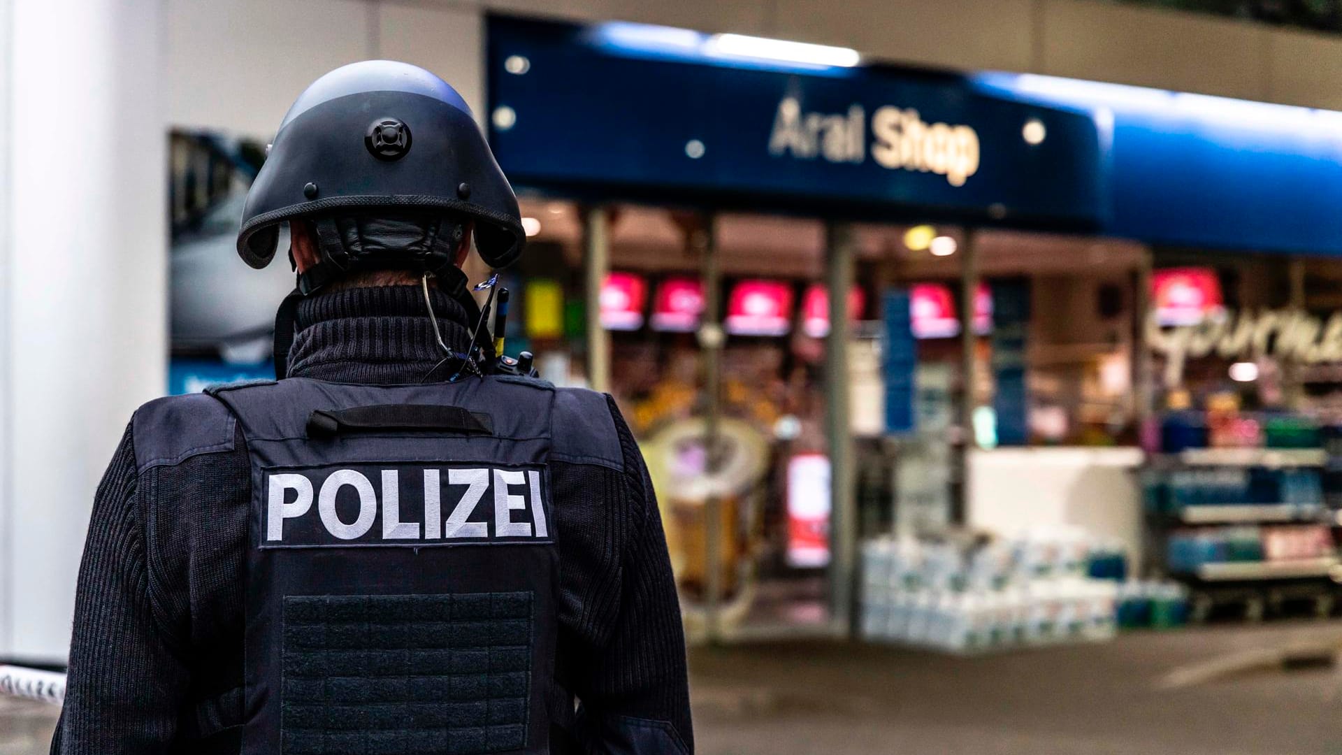 Polizei am Tatort: In Idar-Oberstein hat ein Mann einen Tankwart erschossen.