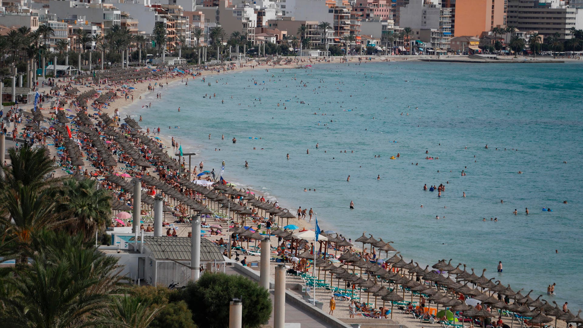 Urlauber entspannen am Strand: Einige Ziele sind bei Urlaubern aus Deutschland in diesem Herbst besonders gefragt.