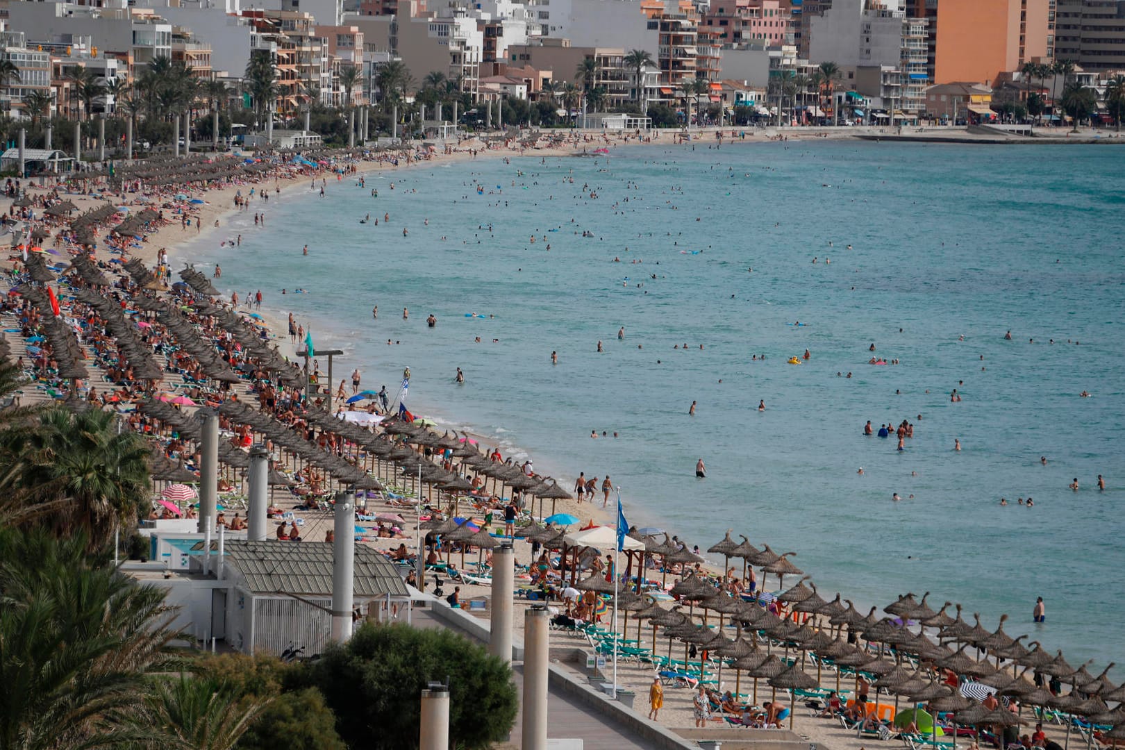 Urlauber entspannen am Strand: Einige Ziele sind bei Urlaubern aus Deutschland in diesem Herbst besonders gefragt.