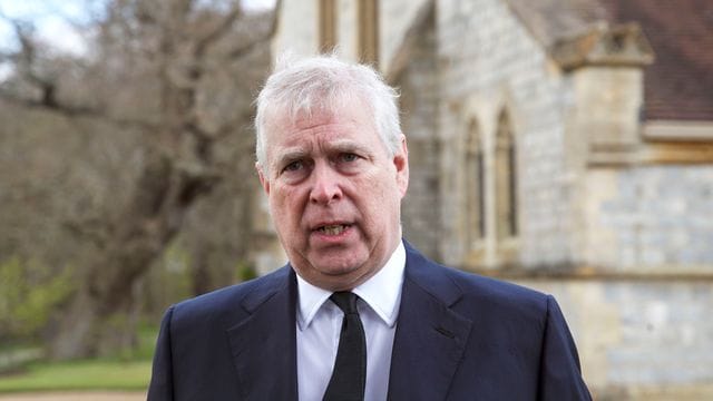 Der britische Prinz Andrew spricht während eines Fernsehinterviews in der königlichen Allerheiligenkapelle in der Royal Lodge in Windsor. Der britische Prinz Andrew spricht während eines Fernsehinterviews in der königlichen Allerheiligenkapelle in der Royal Lodge in Windsor.