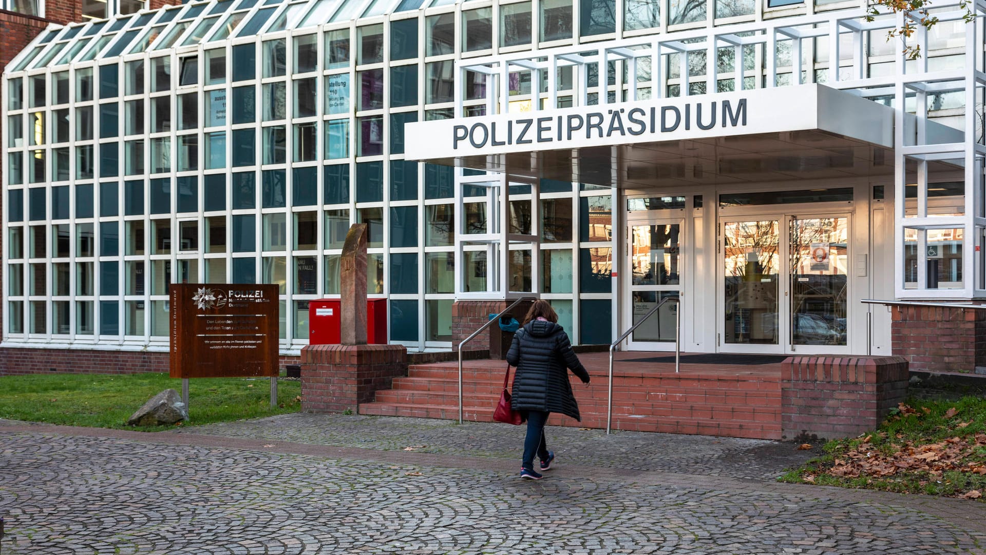 Polizeipräsidium Dortmund: Der Freigelassene wird weiter verdächtigt. Polizeipräsidium Dortmund: Der Freigelassene wird weiter verdächtigt.