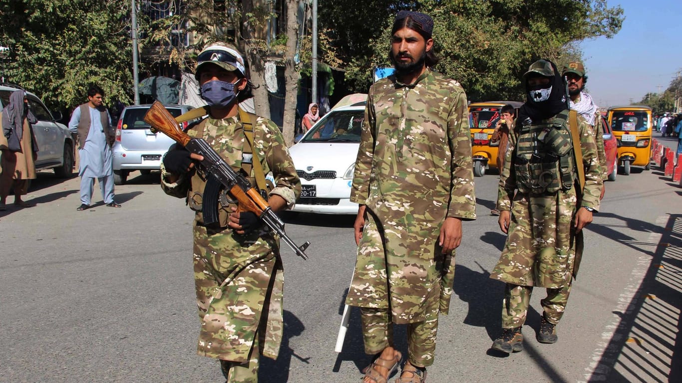 Taliban in Afghanistan: 250 afghanische Übersetzer aus Großbritannien verstecken sich vor der militant-islamischen Regierung.