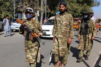 Taliban in Afghanistan: 250 afghanische Übersetzer aus Großbritannien verstecken sich vor der militant-islamischen Regierung.